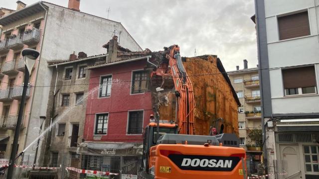 Las dos casas, instantes nada más arrancar el derribo.