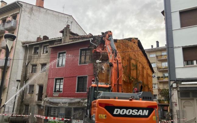 Las dos casas, instantes nada más arrancar el derribo.