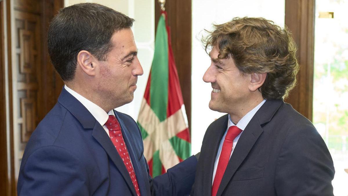 Encuentro entre Eneko Andueza y el lehendakari Imanol Pradales.