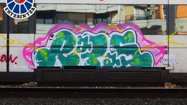 Estado en el que quedó uno de los vagones grafiteados. / ERTZAINTZA