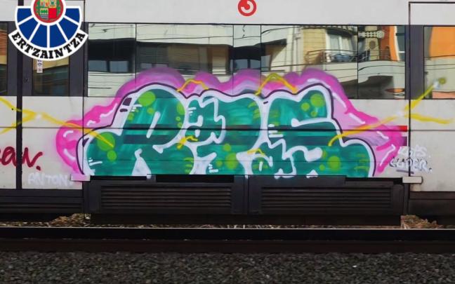 Estado en el que quedó uno de los vagones grafiteados. / ERTZAINTZA