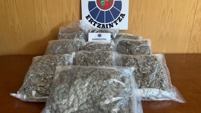 En imagen el alijo de marihuana incautado esta madrugada a un varón de 47 años en Gipuzkoa. / ERTZAINTZA