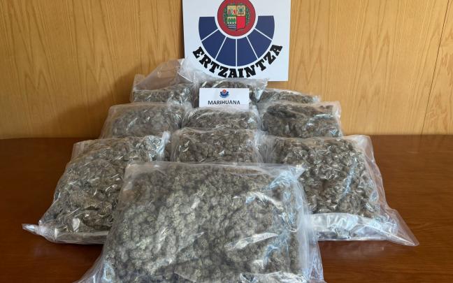 En imagen el alijo de marihuana incautado esta madrugada a un varón de 47 años en Gipuzkoa. / ERTZAINTZA