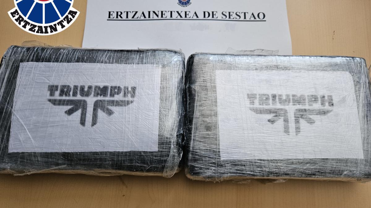 En imagen los dos kilos de cocaína sustraídos. / ERTZAINTZA