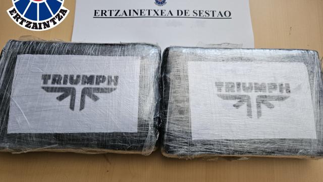 En imagen los dos kilos de cocaína sustraídos. / ERTZAINTZA