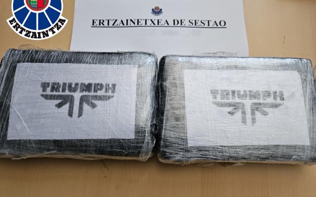 En imagen los dos kilos de cocaína sustraídos. / ERTZAINTZA