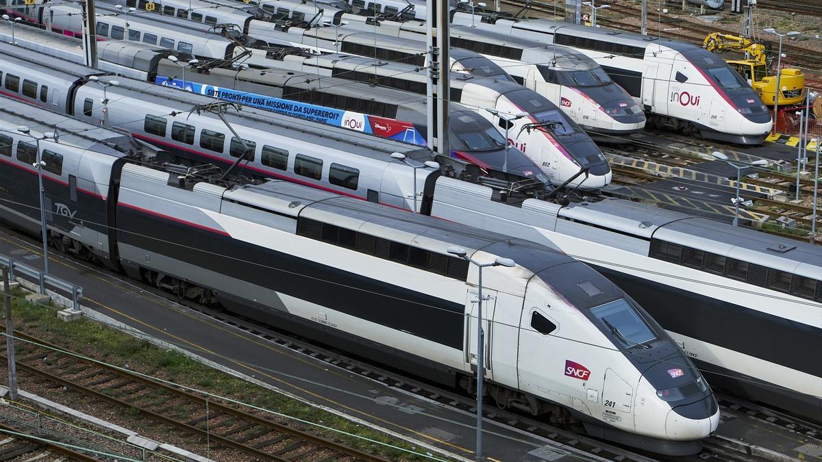 Trenes de alta velocidad en un depósito cerca de la capital de Francia, París (archivo).