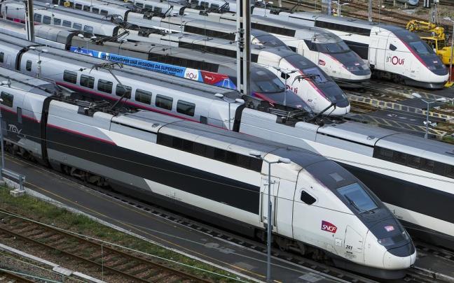 Trenes de alta velocidad en un depósito cerca de la capital de Francia, París (archivo).