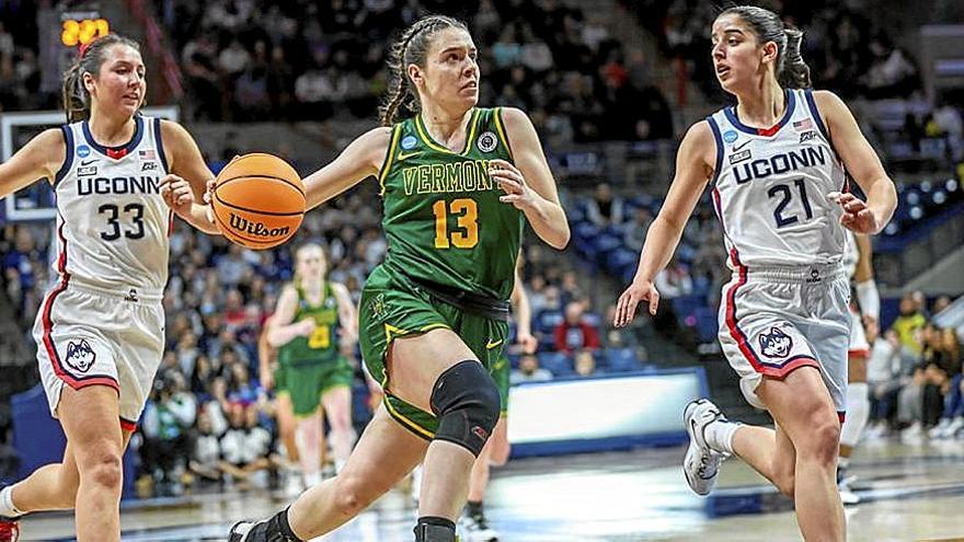 A la izquierda, Paula González durante el duelo contra Uconn del pasado sábado; arriba, celebrando el título de conferencia con Vermont. | FOTOS: CEDIDAS