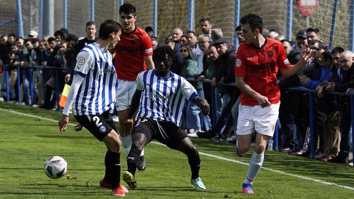 Lance de juego en el partido entre Alavés B e Izarra