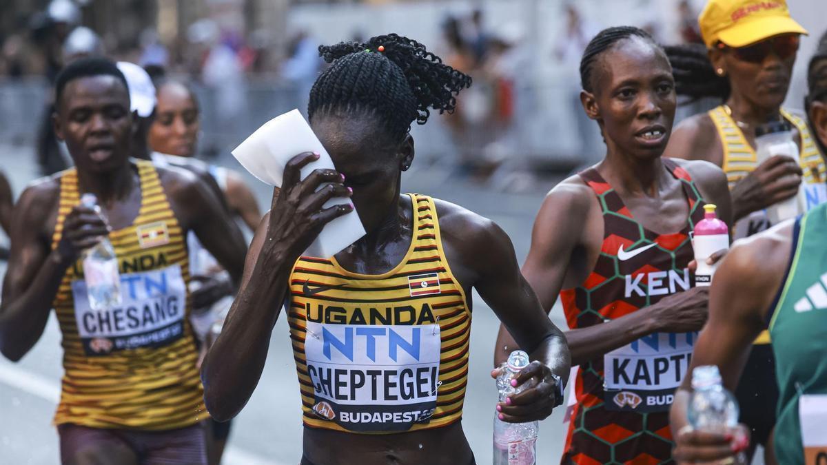 Rebecca Cheptegei (2-i) en el maratón de los pasados mundiales de atletismo en Budapest.