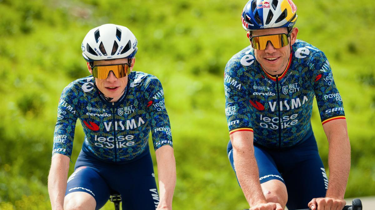 Jonas Vingegaard y Van Aert, con el maillot que el Visma lucirá en el Tour.