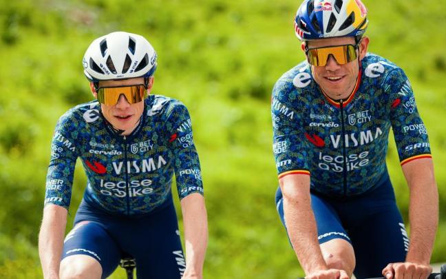 Jonas Vingegaard y Van Aert, con el maillot que el Visma lucirá en el Tour. / Visma Jonas Vingegaard y Van Aert, con el maillot que el Visma lucirá en el Tour.