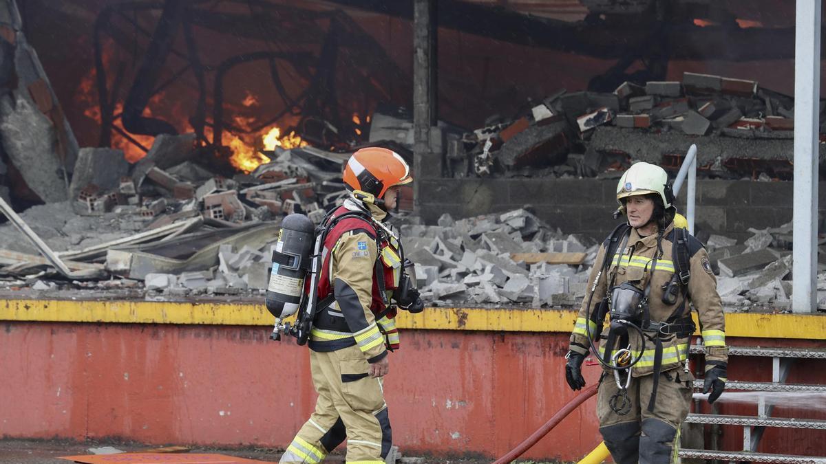 Los bomberos trabajan en un gran incendio en una nave industrial de Silvota.