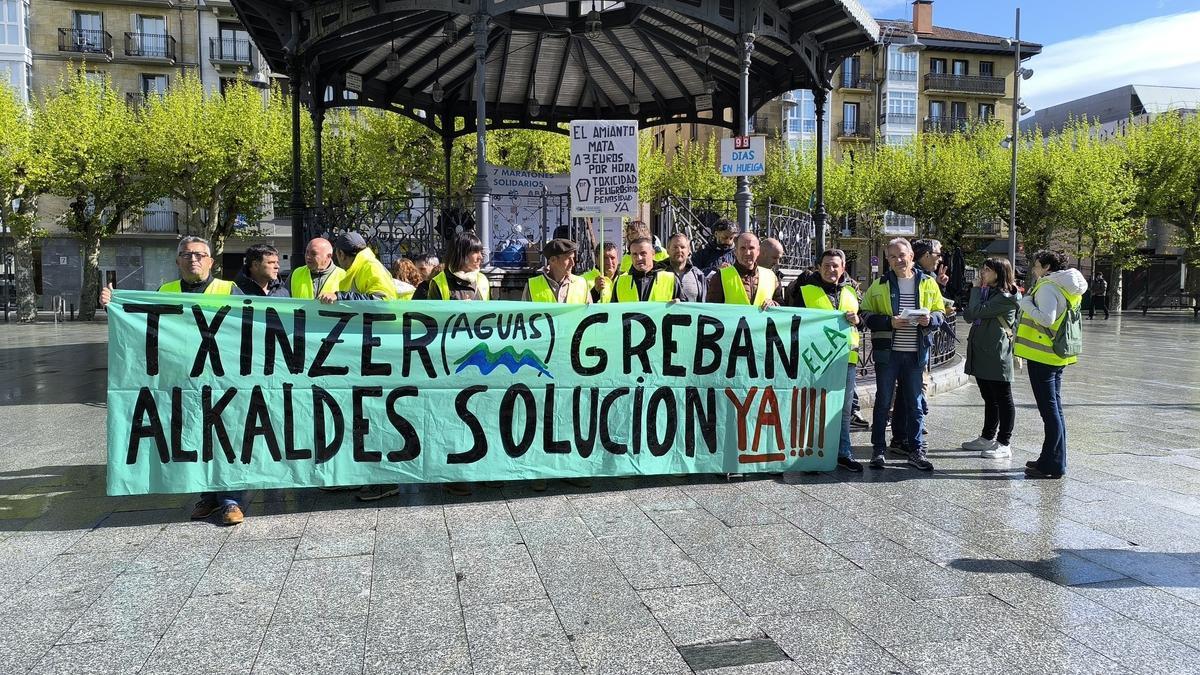 Los trabajadores en huelga de Txingudiko Zerbitzuak en una concentración el lunes