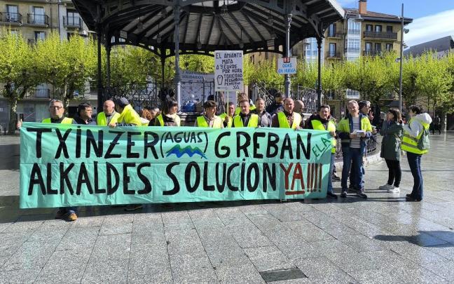 Los trabajadores en huelga de Txingudiko Zerbitzuak en una concentración el lunes