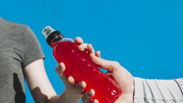 Las bebidas energéticas incluyen altas dosis de cafeína, azúcares y otros estimulantes.