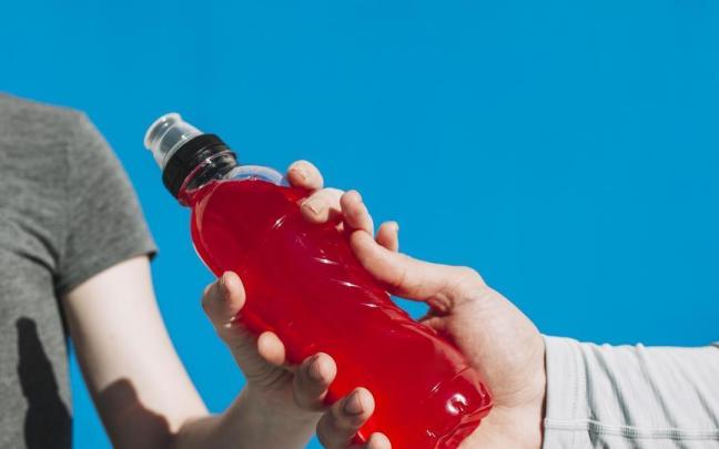 Las bebidas energéticas incluyen altas dosis de cafeína, azúcares y otros estimulantes.