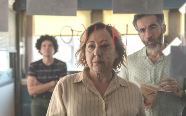 Carmen Machi como la inspectora en una escena de 'La Viuda Negra'