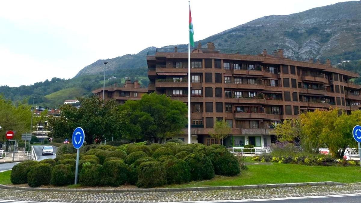 La presencia de la bandera en la rotonda que da acceso a Azpeitia para denunciar el drama que vive el pueblo palestino será permanente.