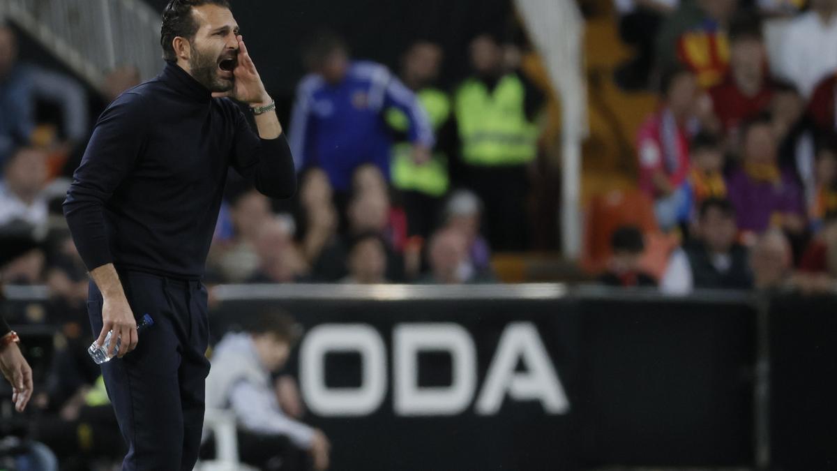 El técnico del Valencia, Rubén Baraja, durante el partido