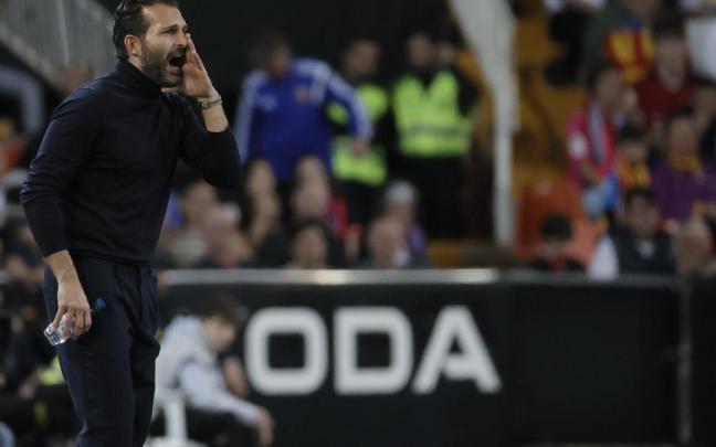 El técnico del Valencia, Rubén Baraja, durante el partido