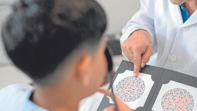 Niño realiza un test visual con un oftalmólogo.