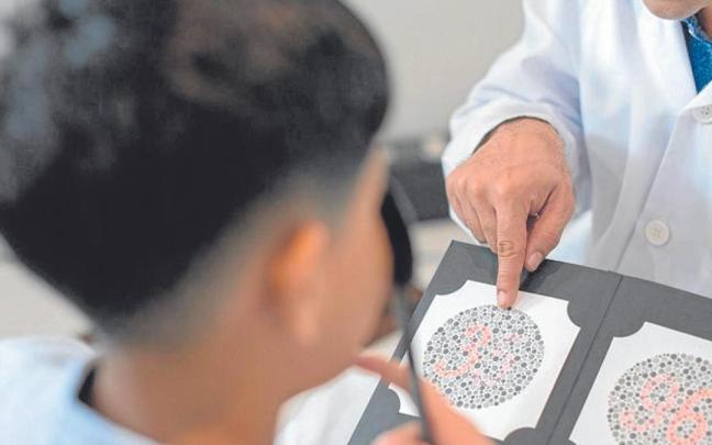 Niño realiza un test visual con un oftalmólogo.