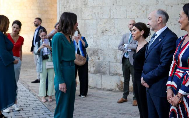 La ministra de Igualdad, Irene Montero, frente a la presidenta de las Cortes de Aragón.