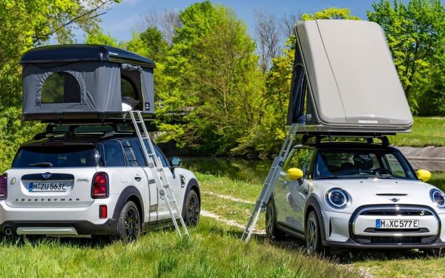 Tiendas de campaña en el coche de Mini Cooper.