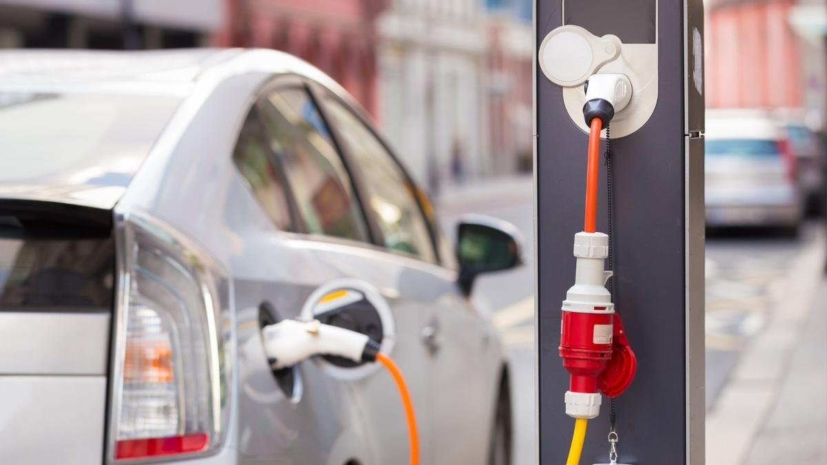 Un vehículo eléctrico en una estación de carga.