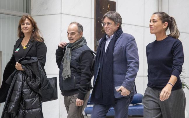 (I-D) Laura Borràs, Jordi Turull, Carles Puigdemont y Miriam Nogueras en el Parlamento Europeo. (I-D) Laura Borràs, Jordi Turull, Carles Puigdemont y Miriam Nogueras en el Parlamento Europeo.