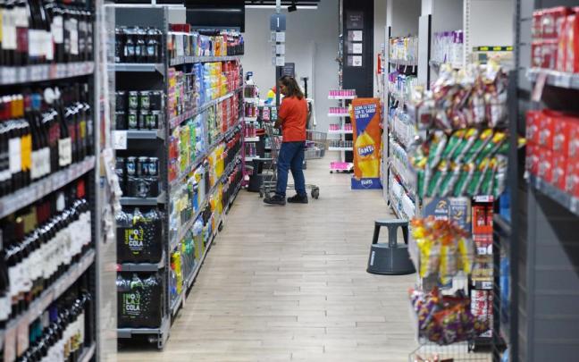 El mantenimiento del empleo está permitiendo que el consumo siga en niveles altos, aunque los elevados precios de la cesta de la compra están obligando a cambiar mucho hábitos de compra, con un fuerte tirón de la marca blanca.