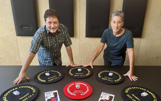 Xabier Txurruka, alcalde de Zarautz, e Irune Urbieta, concejala de Cultura, con el programa de las Euskal Jaiak.