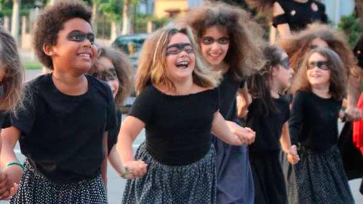 Niñas oriotarras bailando en la noche de brujas de Orio