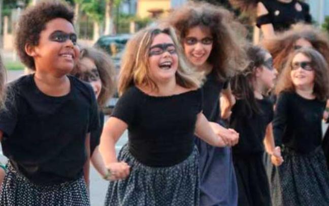 Niñas oriotarras bailando en la noche de brujas de Orio