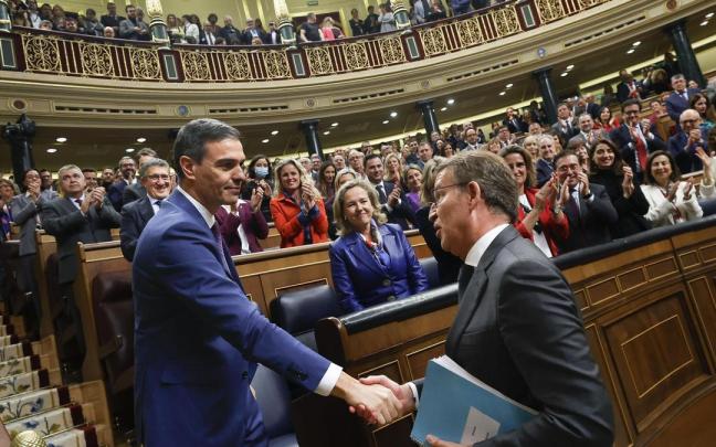 El líder del PP, Alberto Núñez Feijóo, felicita a Pedro Sánchez después de que lograse sacar adelante su investidura en primera votación con mayoría absoluta tras conceder una amnistía al 'procés', el 16 d