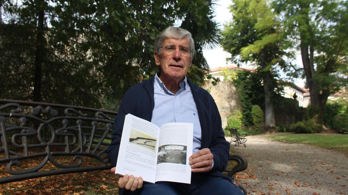 José Antonio Azpiazu mostrando el libro 'Oficios tradicionales en la historia de Oñati y su entorno'.