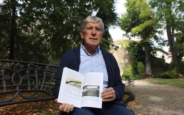 José Antonio Azpiazu mostrando el libro 'Oficios tradicionales en la historia de Oñati y su entorno'.