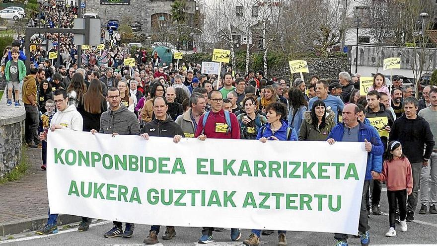 Tras una pancarta que portaban miembros de la pancarta, iba otra con representantes de las entidades.