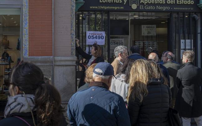 Personas haciendo cola para comprar un boleto de lotería
