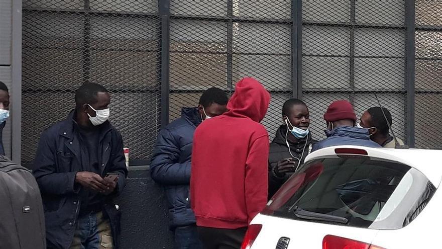 Migrantes en tránsito en el albergue de Cruz Roja de Irun.