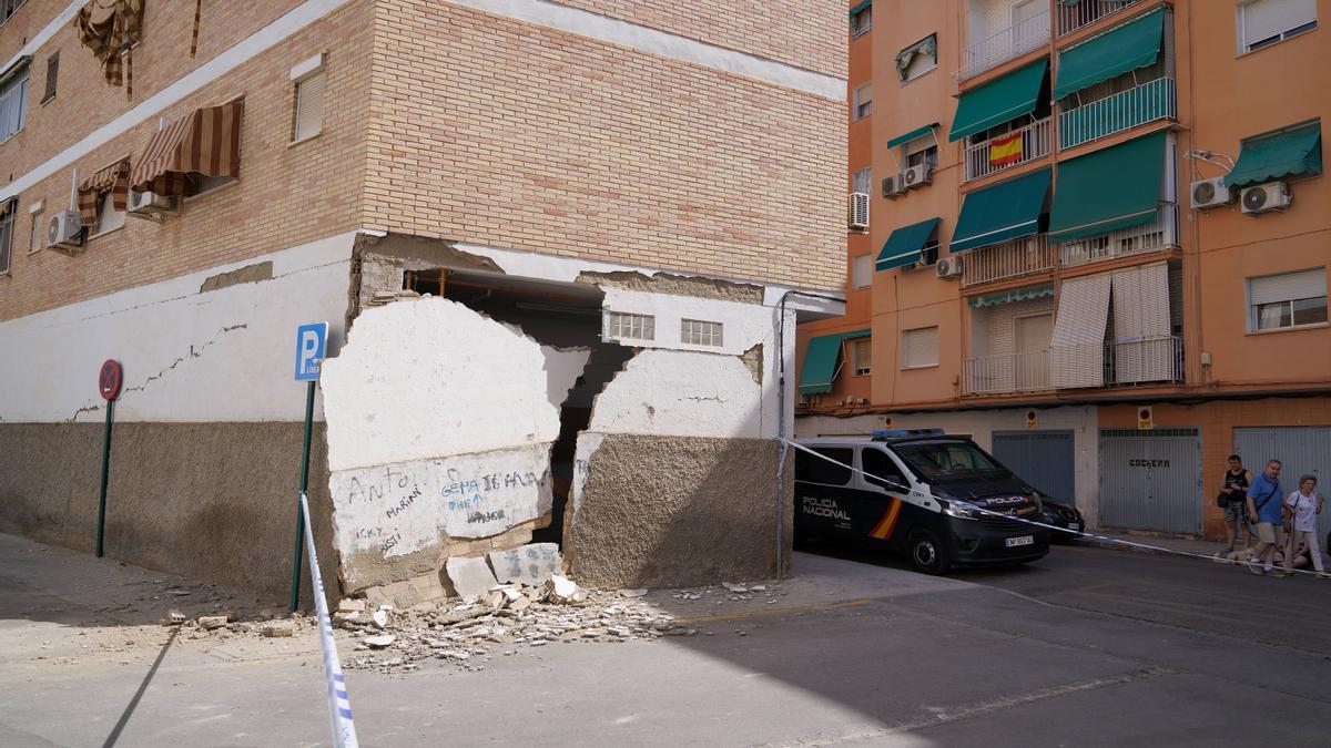 Un grupo de personas observa parte de la fachada de un edificio destrozada a causa de los terremotos que están sacudiendo Granada.