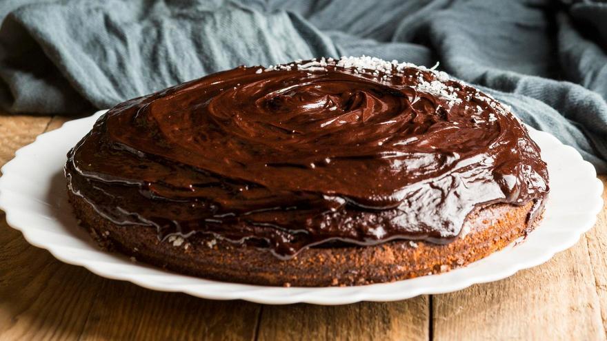 Un pastel de chocolate, listo para sacar a la mesa.
