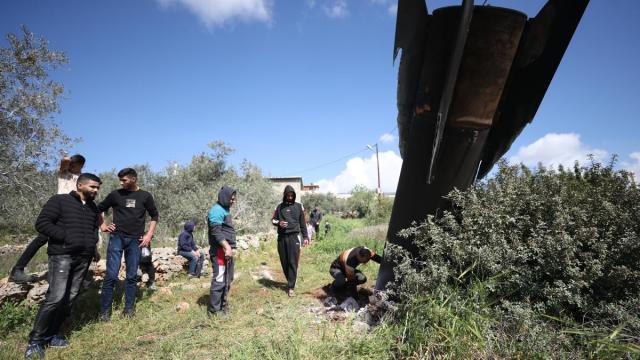 Palestinos observan un misil balístico lanzado por Irán hacia Israel y que cayó en suelo de Palestina.