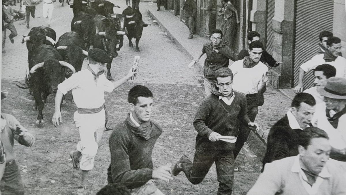 Rafael Moneo (con camisa oscura y gafas, el más cercano a los toros) de joven en un encierro de San Fermín.