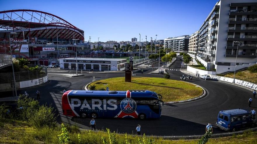 El autocar del PSG, en un viaje a Lisboa durante anteriores temporadas. / N.G.