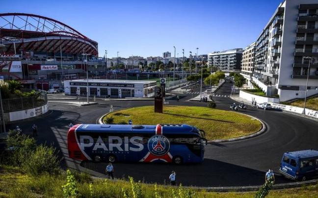 El autocar del PSG, en un viaje a Lisboa durante anteriores temporadas. / N.G.