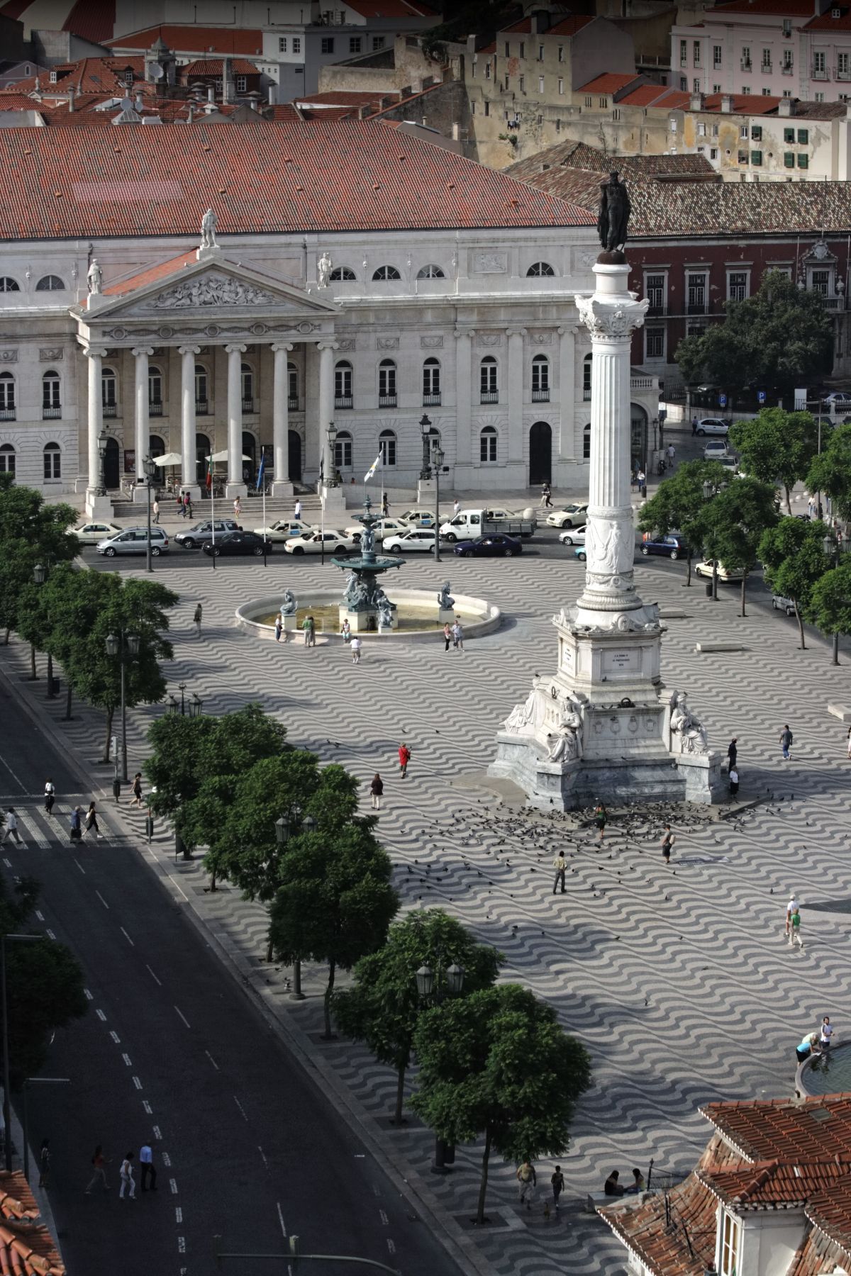 Entre la Baixa y el Barrio Alto se ubica el barrio más bohemio de Lisboa, el Chiado.