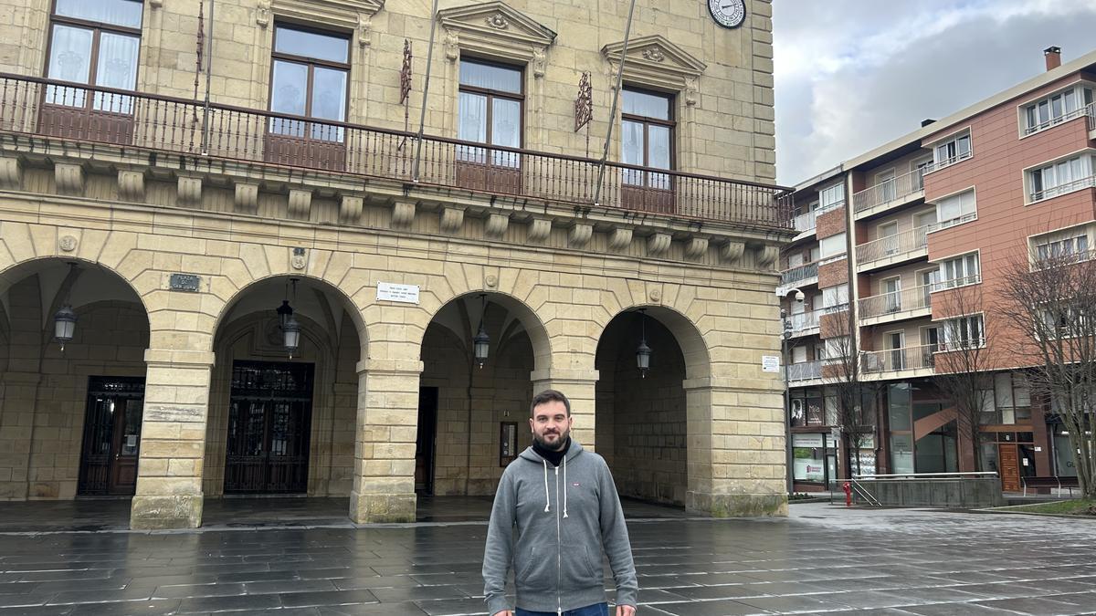 David Nuño, portavoz el grupo municipal Elkarrekin Irun, esta mañana frente al Ayuntamiento de la ciudad.